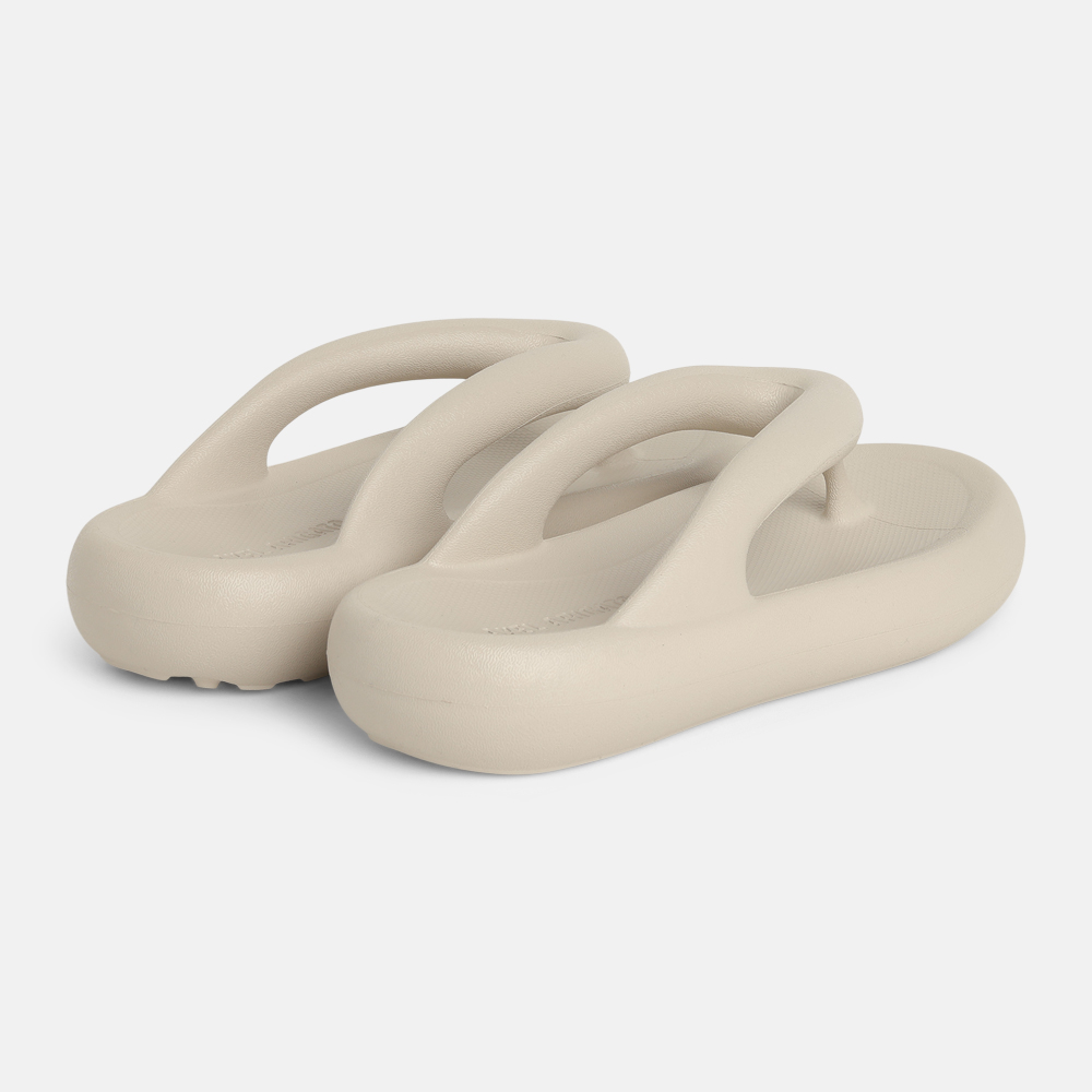 Superfleamarket_Toni_Garrn_Axel_Arigato_footwear_oversized_flats_flipflops_beige_cream(2)